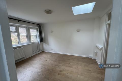 2 bedroom maisonette to rent, Southcroft Road, London, SW16