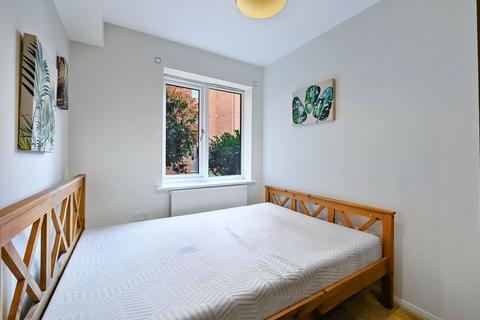 2 bedroom flat to rent, Bowman Mews, SW18
