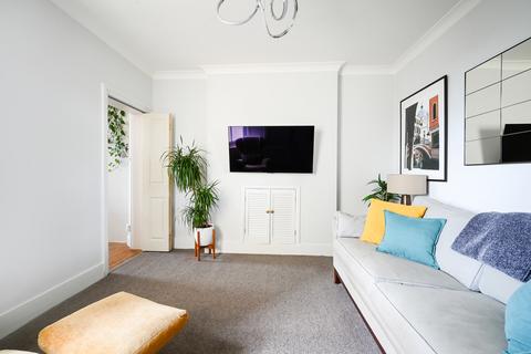 2 bedroom flat to rent, Queens Club Gardens, London W14