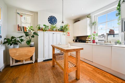 2 bedroom flat to rent, Queens Club Gardens, London W14