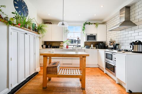 2 bedroom flat to rent, Queens Club Gardens, London W14