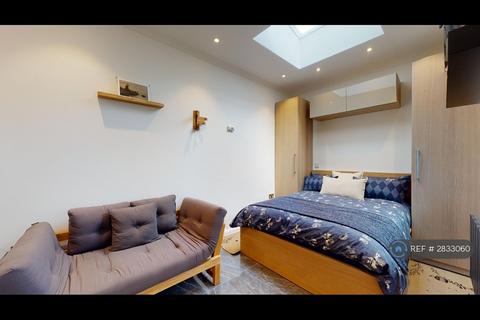 Studio to rent, Bedford Hill, London, SW12