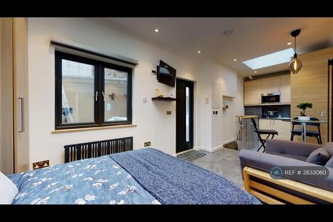 Studio to rent, Bedford Hill, London, SW12