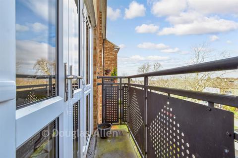 3 bedroom duplex for sale, Payzes Gardens, Woodford Green IG8