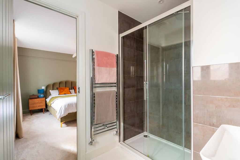 0 R9 WWBG - Ensuite A.jpg