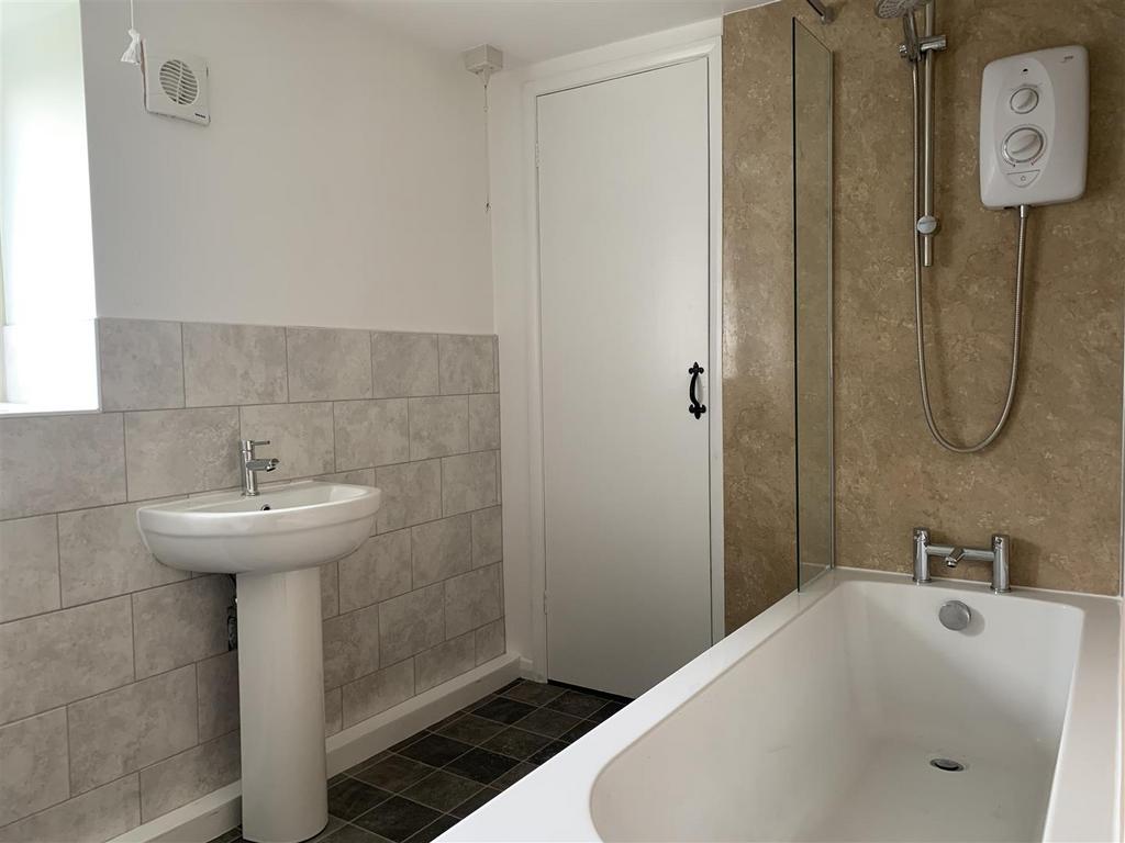 Stable Cottage Bathroom 1.2.jpeg