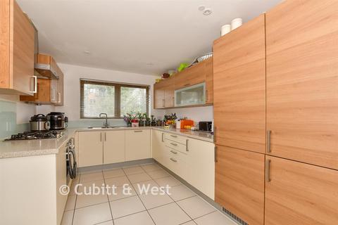 4 bedroom townhouse for sale, Delrogue Road, Crawley RH11