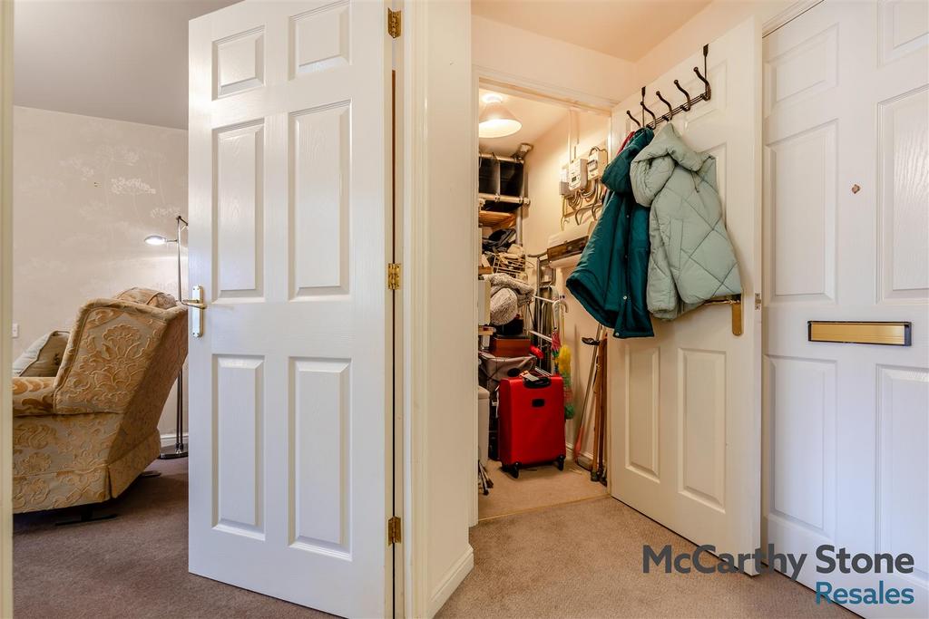 8681227-interior01.jpg