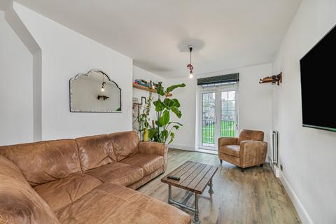 3 bedroom flat for sale, Tilson Gardens, Brixton, London, SW2