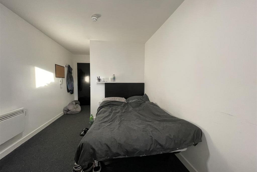 Simple, modern double bedroom with neutral deco...