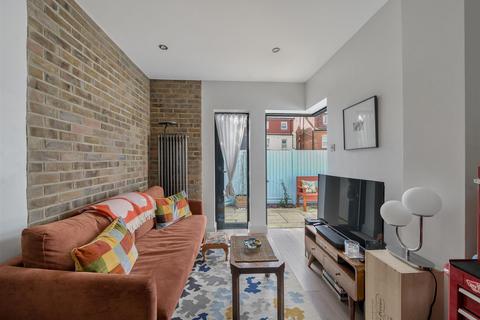 2 bedroom flat for sale, Oak Grove, London NW2