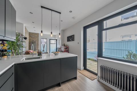 2 bedroom flat for sale, Oak Grove, London NW2