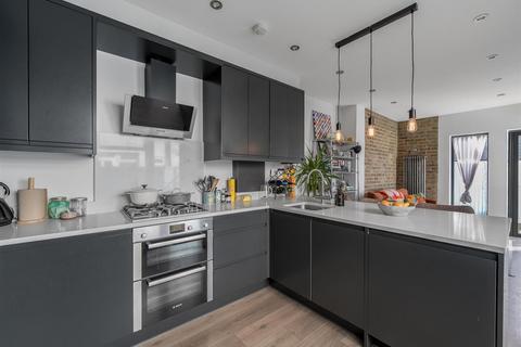 2 bedroom flat for sale, Oak Grove, London NW2