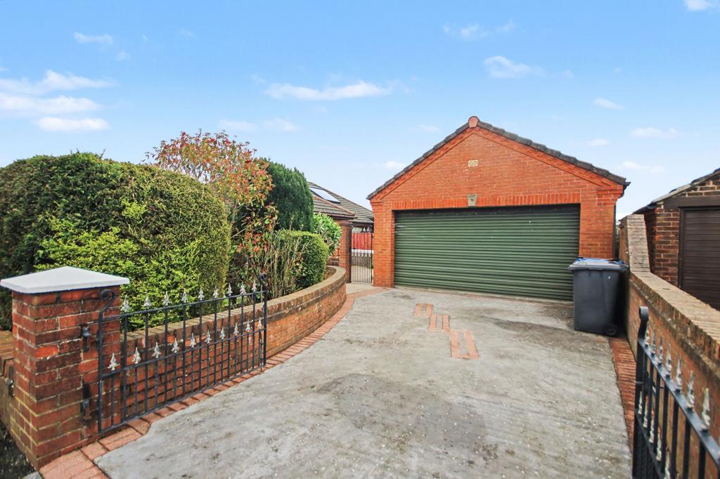 Double Garage &amp; Driveway