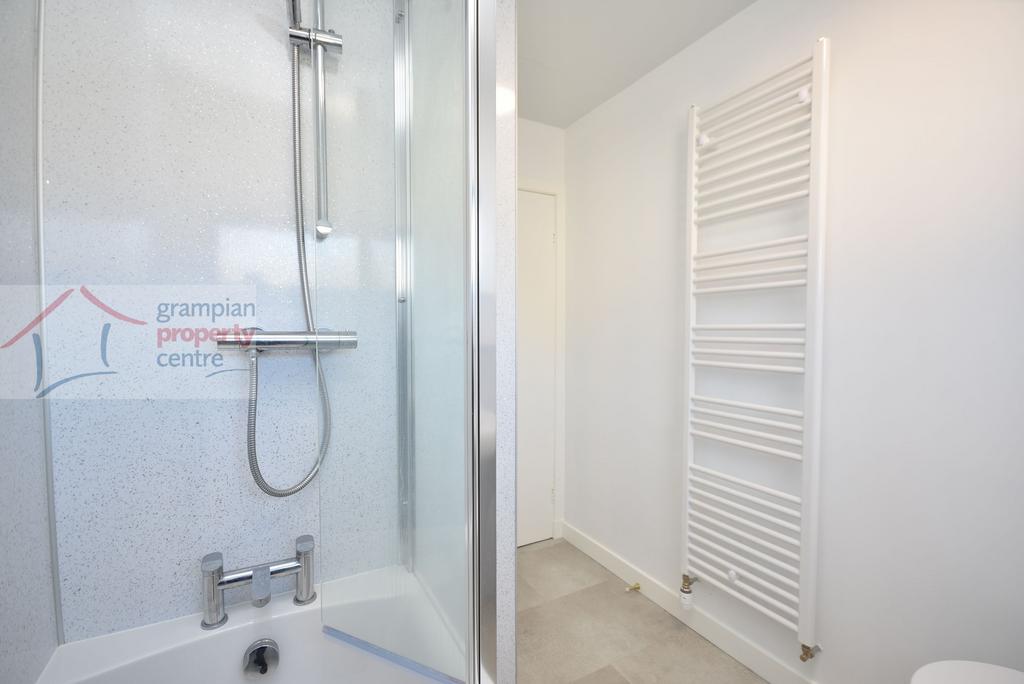 Bathroom 2 .JPG