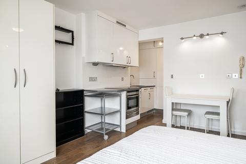 Studio to rent, Colville Gardens London W11