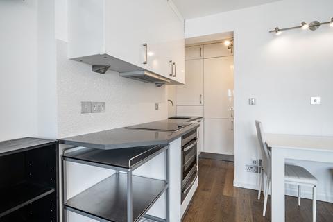 Studio to rent, Colville Gardens London W11