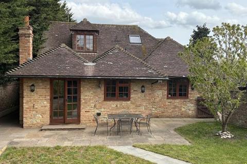 3 bedroom detached house to rent, Brook Lane, Snodland