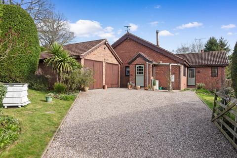 undefined, Bumble Bee, Dough Bank, Ombersley, Droitwich, Worcestershire.  WR9 0HN