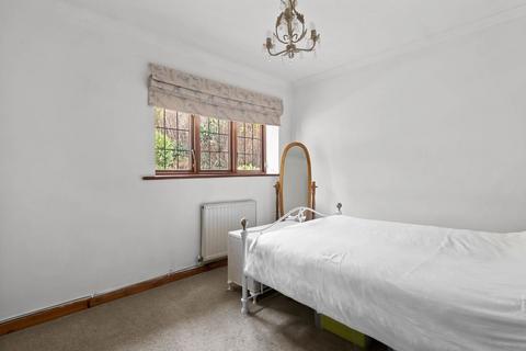 undefined, Bumble Bee, Dough Bank, Ombersley, Droitwich, Worcestershire.  WR9 0HN
