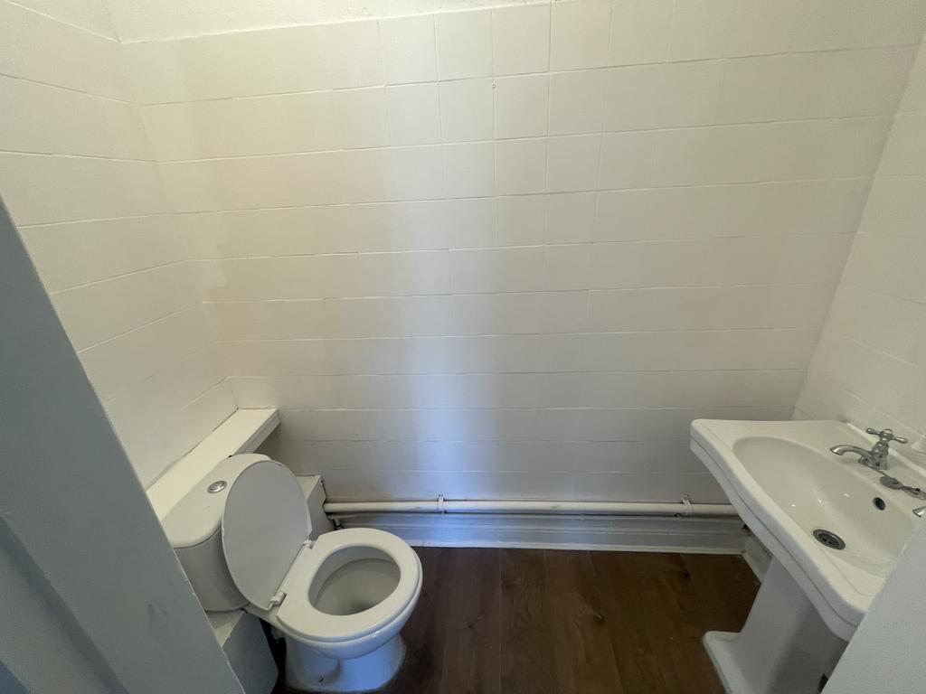 Bed 1 ensuite.jpeg