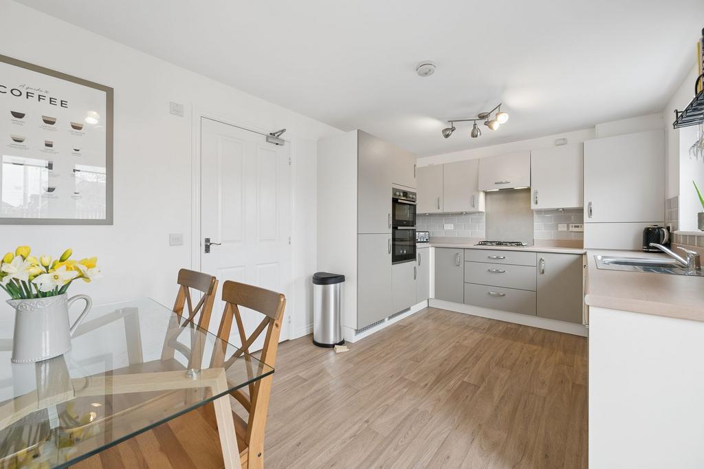Kitchen/ Dining Room
