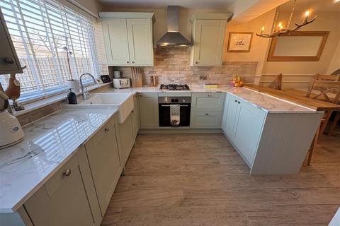 2 bedroom semi-detached house for sale, Netherlands Avenue, Odsal, Bradford