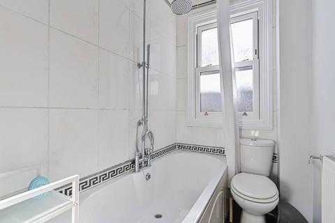 2 bedroom flat to rent, Gassiot Road, Tooting, London, SW17