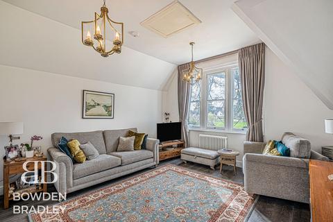 2 bedroom flat for sale, Thomas Barnardo Way, Barkingside, IG6