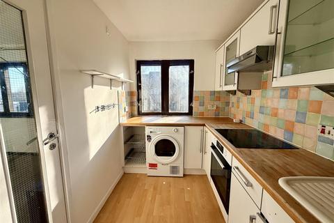 2 bedroom flat to rent, Braybourne Drive, Isleworth TW7