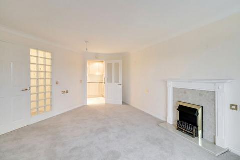 2 bedroom flat for sale, Manor Road North, Hinchley Wood, KT10
