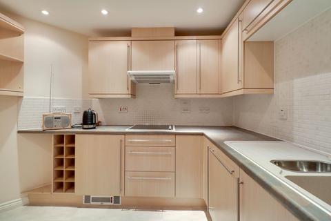 2 bedroom flat for sale, Manor Road North, Hinchley Wood, KT10