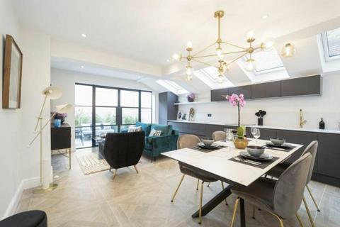 2 bedroom flat to rent, Kelvedon Road, London