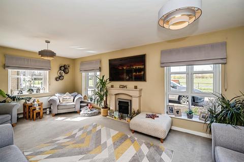 4 bedroom detached house for sale, Newton Avenue, Aylesbury