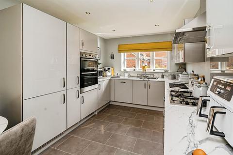 4 bedroom detached house for sale, Newton Avenue, Aylesbury