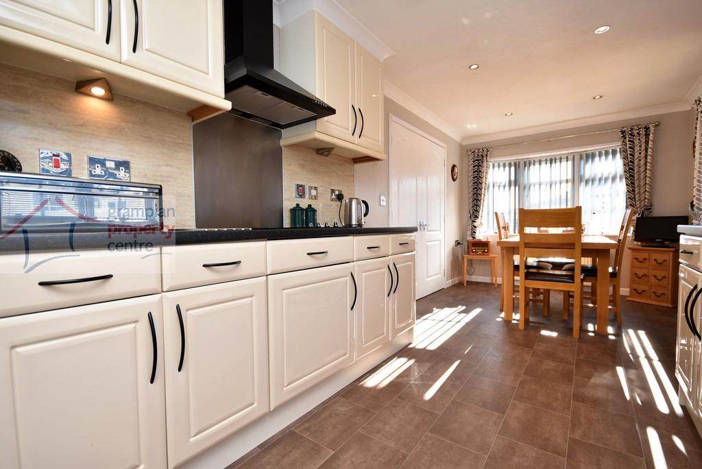 Kitchen 2 .JPG