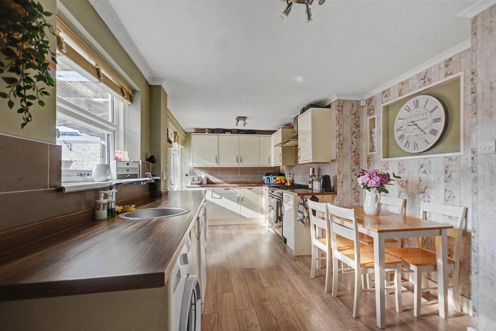 7 Moorfield Court Kitchen.jpg