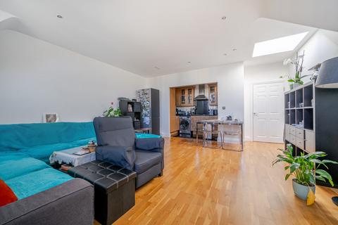 2 bedroom flat for sale, Royal Drive, Friern Barnet, N11