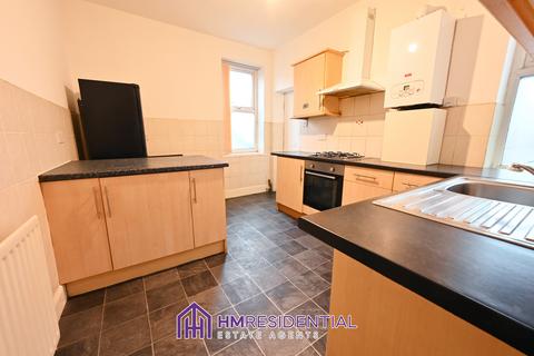 4 bedroom flat to rent, Wingrove Road, 1ST Floor Flat, Fenham NE4