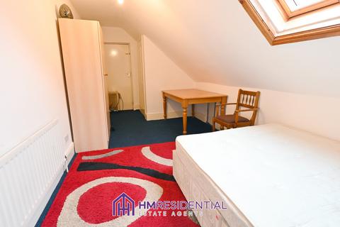 4 bedroom flat to rent, Wingrove Road, 1ST Floor Flat, Fenham NE4