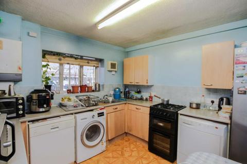 3 bedroom flat to rent, Boston Manor Road, Brentford TW8