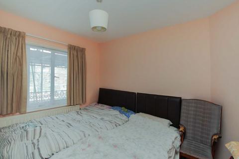 3 bedroom flat to rent, Boston Manor Road, Brentford TW8