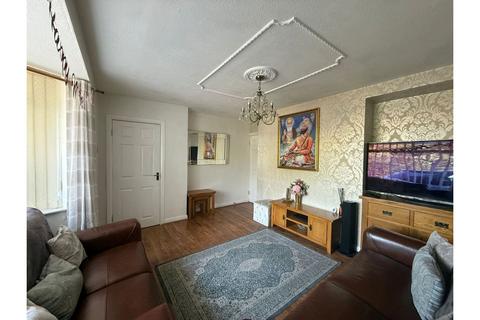 3 bedroom terraced house to rent, Milburn Avenue, Manchester, M23