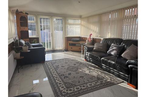 3 bedroom terraced house to rent, Milburn Avenue, Manchester, M23