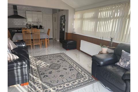3 bedroom terraced house to rent, Milburn Avenue, Manchester, M23