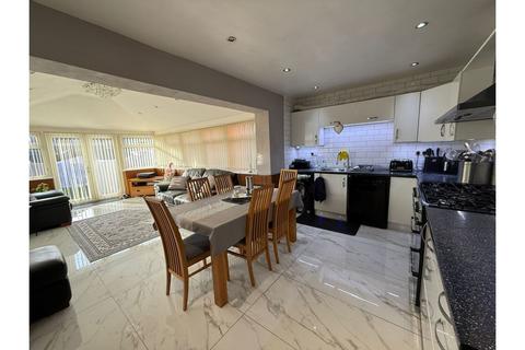 3 bedroom terraced house to rent, Milburn Avenue, Manchester, M23