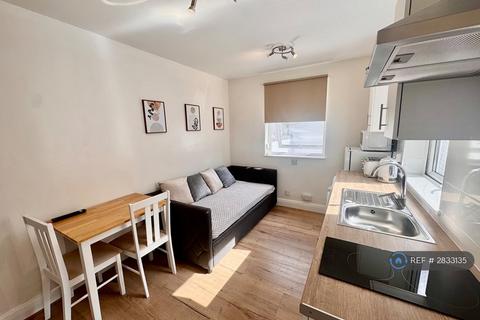 Studio to rent, Sussex Gardens, London, W2