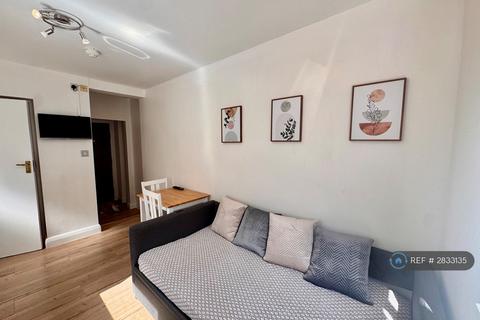 Studio to rent, Sussex Gardens, London, W2