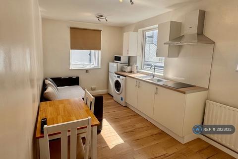 Studio to rent, Sussex Gardens, London, W2