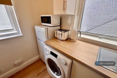 Studio to rent, Sussex Gardens, London, W2